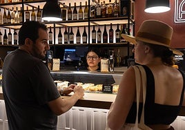 Riojanos y visitantes no quieren perderse los pinchos de La Laurel