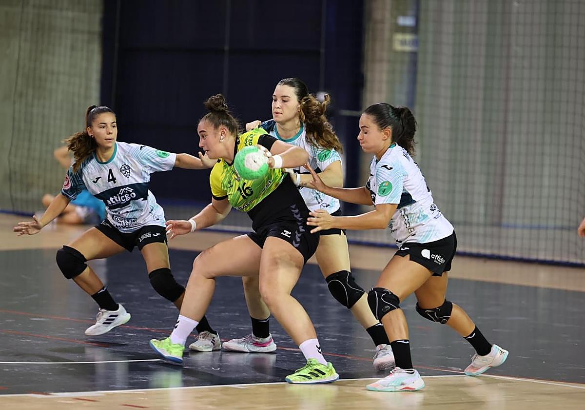 Paula Morales intenta luchar con la defensa del Elche.