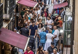 Varias personas transitan por La Laurel de Logroño.