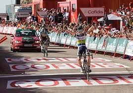 Simon Clarke levanta los brazos en Valdezcaray tras imponerse a Tony Martin en La Vuelta de 2012.