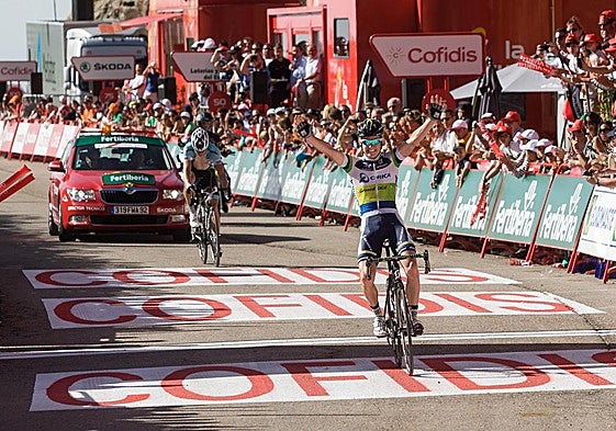 Simon Clarke levanta los brazos en Valdezcaray tras imponerse a Tony Martin en La Vuelta de 2012.