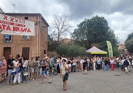 Una larga fila de personas espera turno para su ración de patatas bravas.