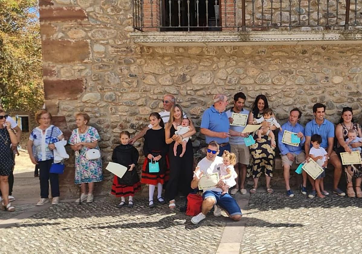 Los niños que recibieron sus diplomas, con sus familias.