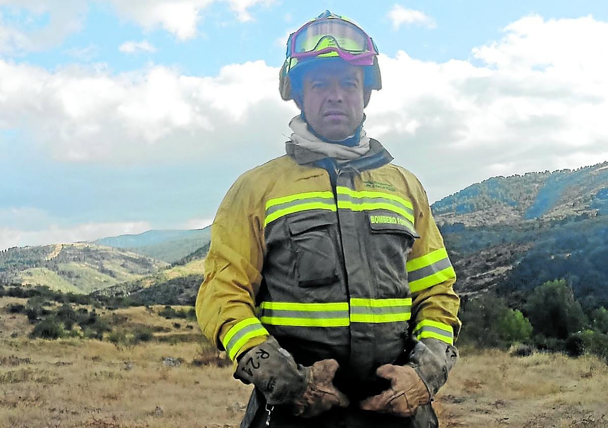 José Manuel Sáez, bombero forestal, en Mansilla de la Sierra.