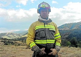 José Manuel Sáez, bombero forestal, en Mansilla de la Sierra.