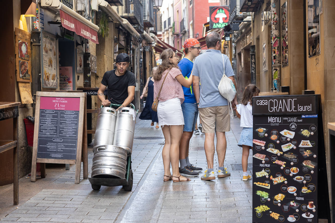 Riojanos y visitantes no quieren perderse los pinchos de La Laurel