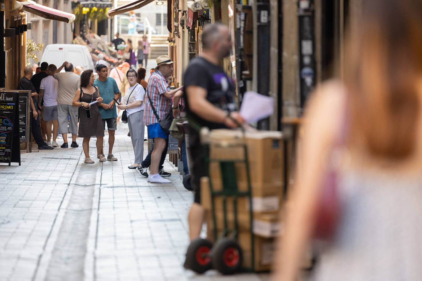 Riojanos y visitantes no quieren perderse los pinchos de La Laurel
