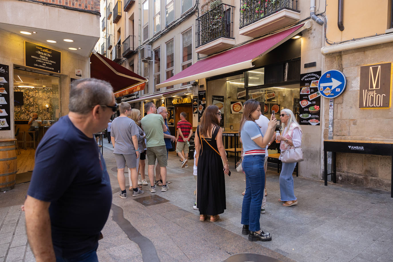 Riojanos y visitantes no quieren perderse los pinchos de La Laurel