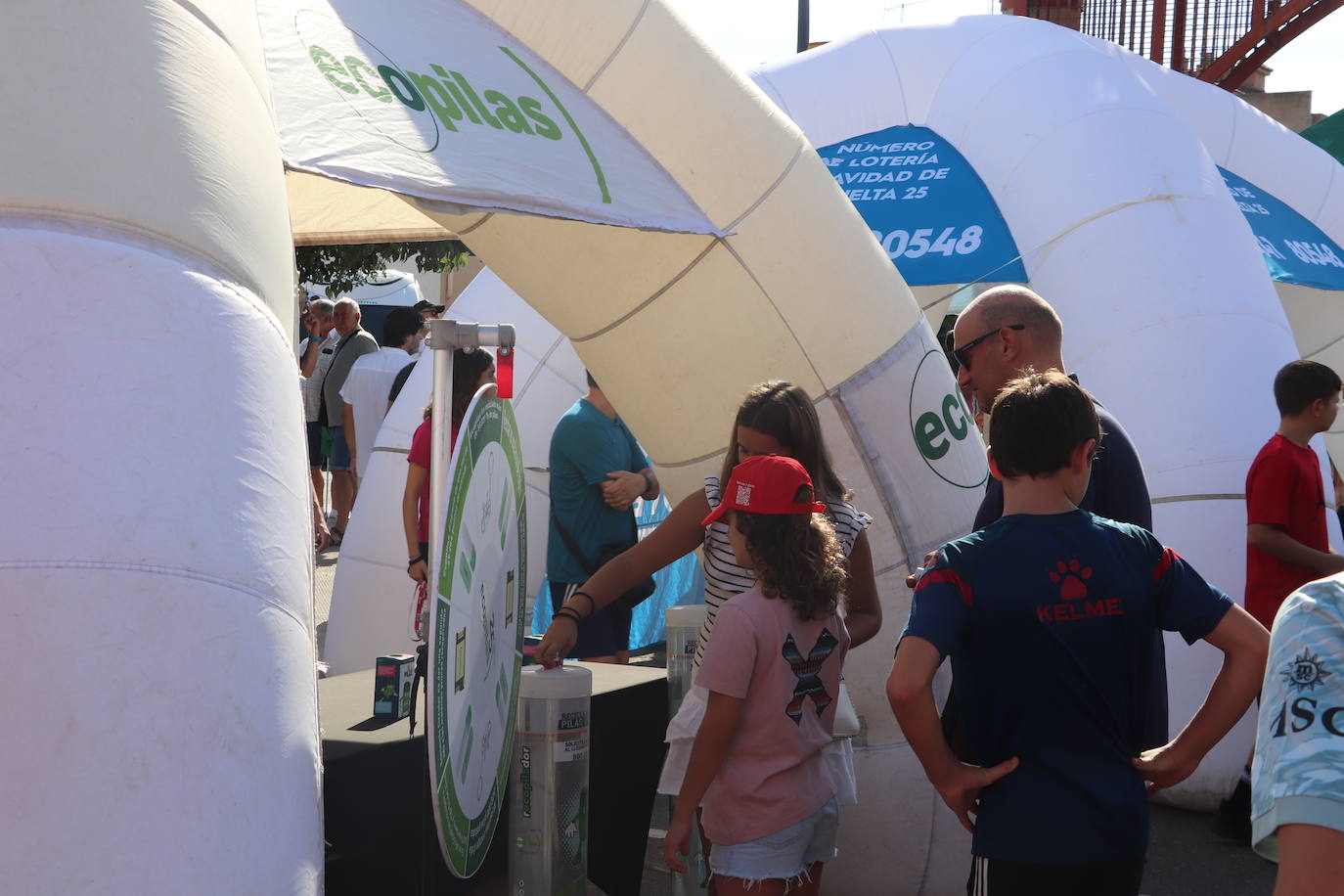 Los autobuses, equipos, corte de la cinta y salida de La Vuelta en Alfaro, en imágenes