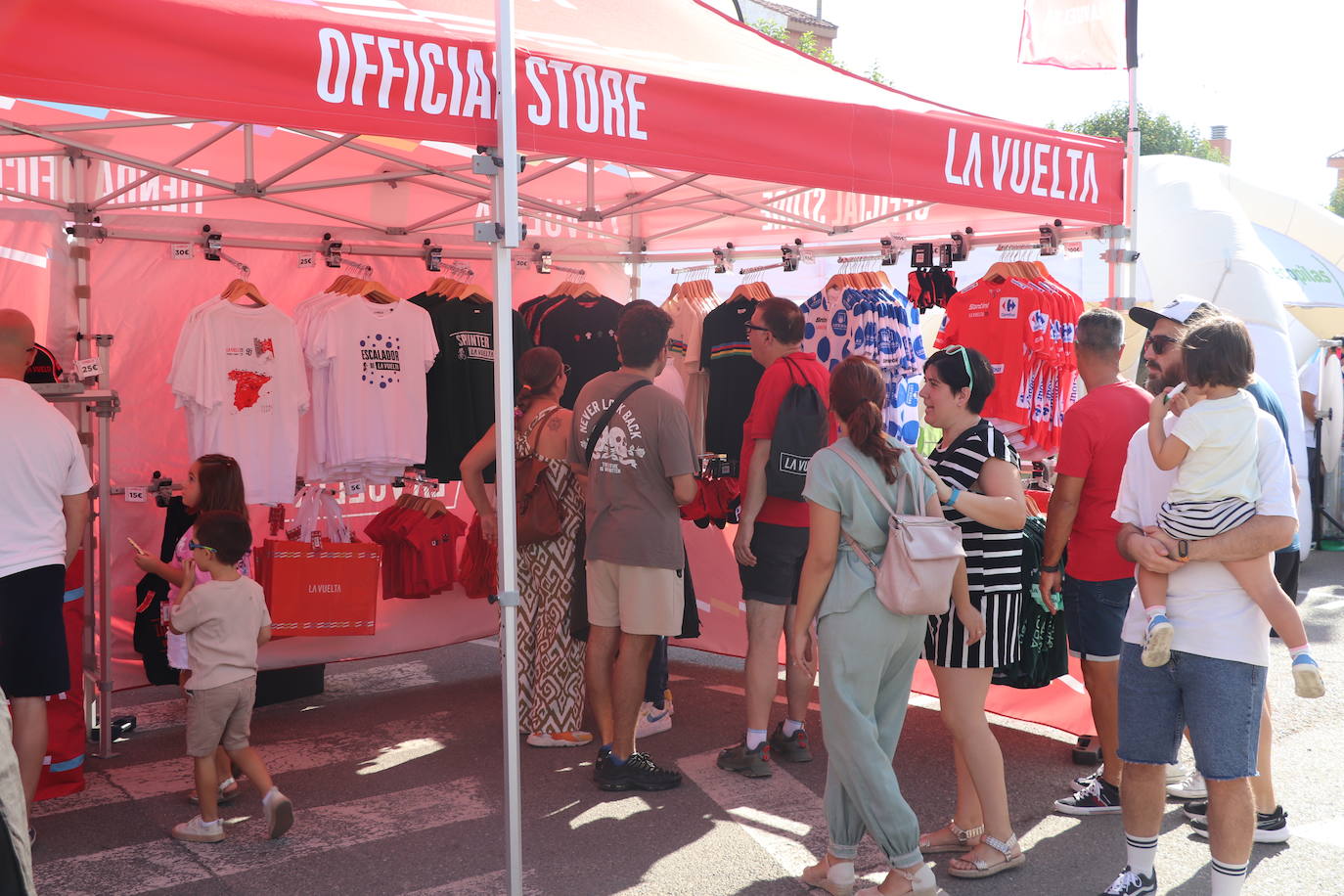 Los autobuses, equipos, corte de la cinta y salida de La Vuelta en Alfaro, en imágenes