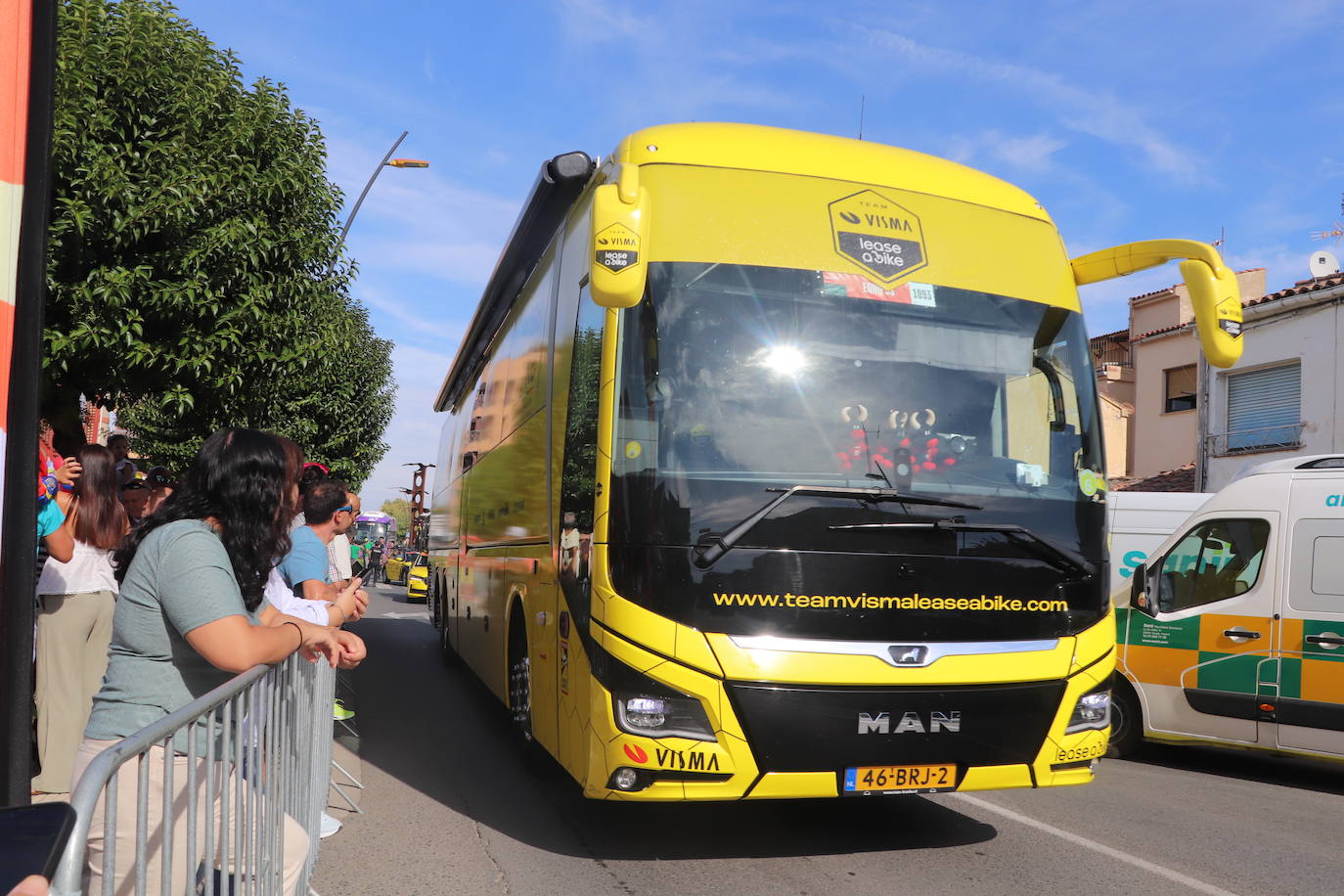 Los autobuses, equipos, corte de la cinta y salida de La Vuelta en Alfaro, en imágenes