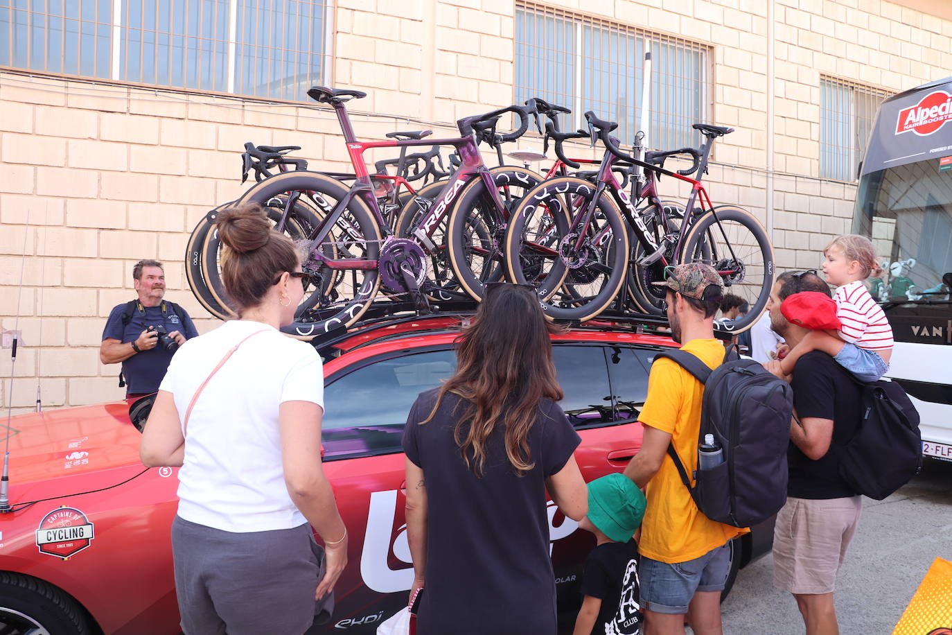 Los autobuses, equipos, corte de la cinta y salida de La Vuelta en Alfaro, en imágenes
