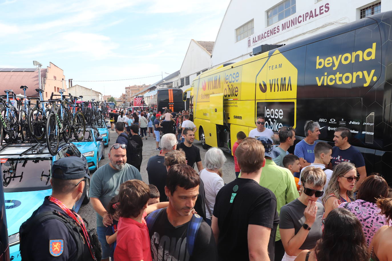 Los autobuses, equipos, corte de la cinta y salida de La Vuelta en Alfaro, en imágenes