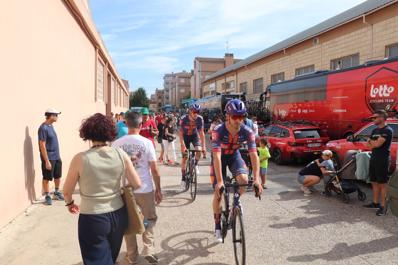 Los autobuses, equipos, corte de la cinta y salida de La Vuelta en Alfaro, en imágenes