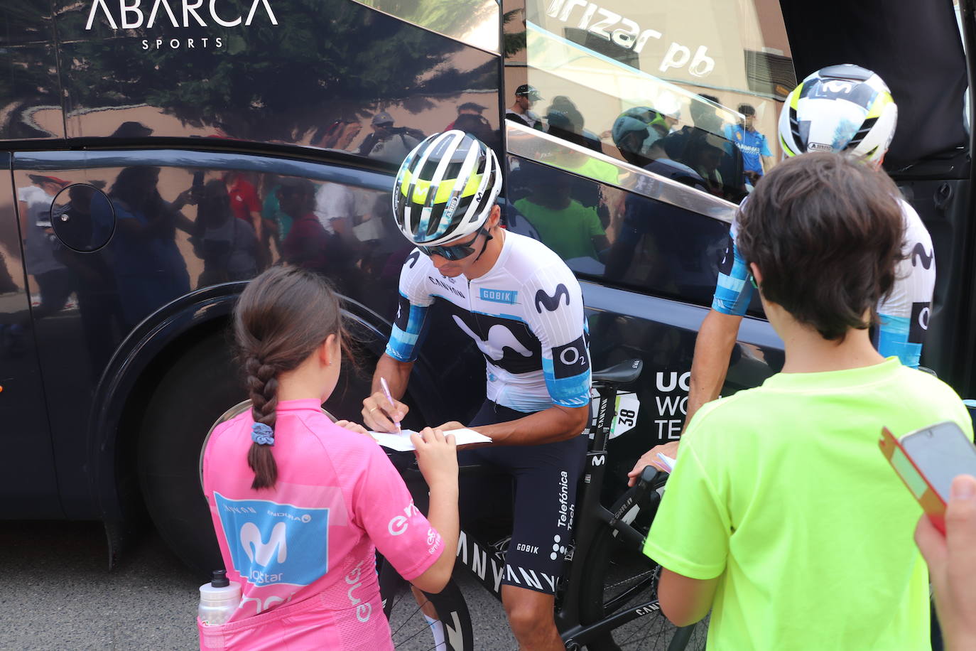 Los autobuses, equipos, corte de la cinta y salida de La Vuelta en Alfaro, en imágenes