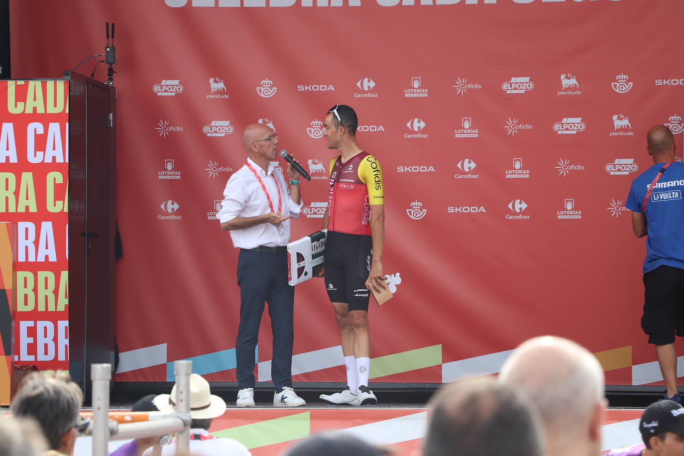 Los autobuses, equipos, corte de la cinta y salida de La Vuelta en Alfaro, en imágenes