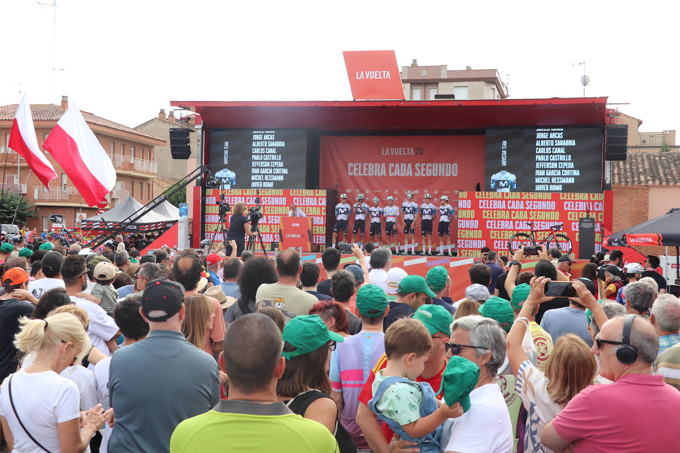 Los autobuses, equipos, corte de la cinta y salida de La Vuelta en Alfaro, en imágenes