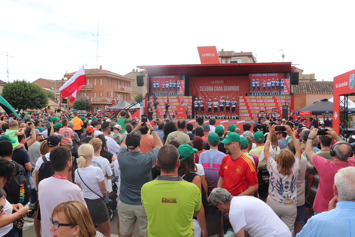 Los autobuses, equipos, corte de la cinta y salida de La Vuelta en Alfaro, en imágenes