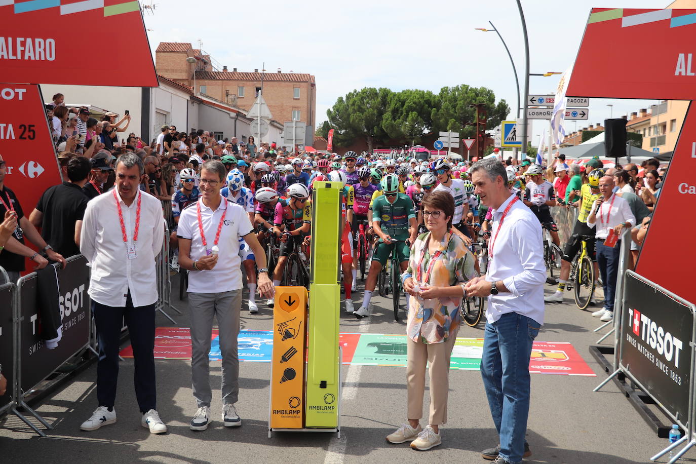 Los autobuses, equipos, corte de la cinta y salida de La Vuelta en Alfaro, en imágenes