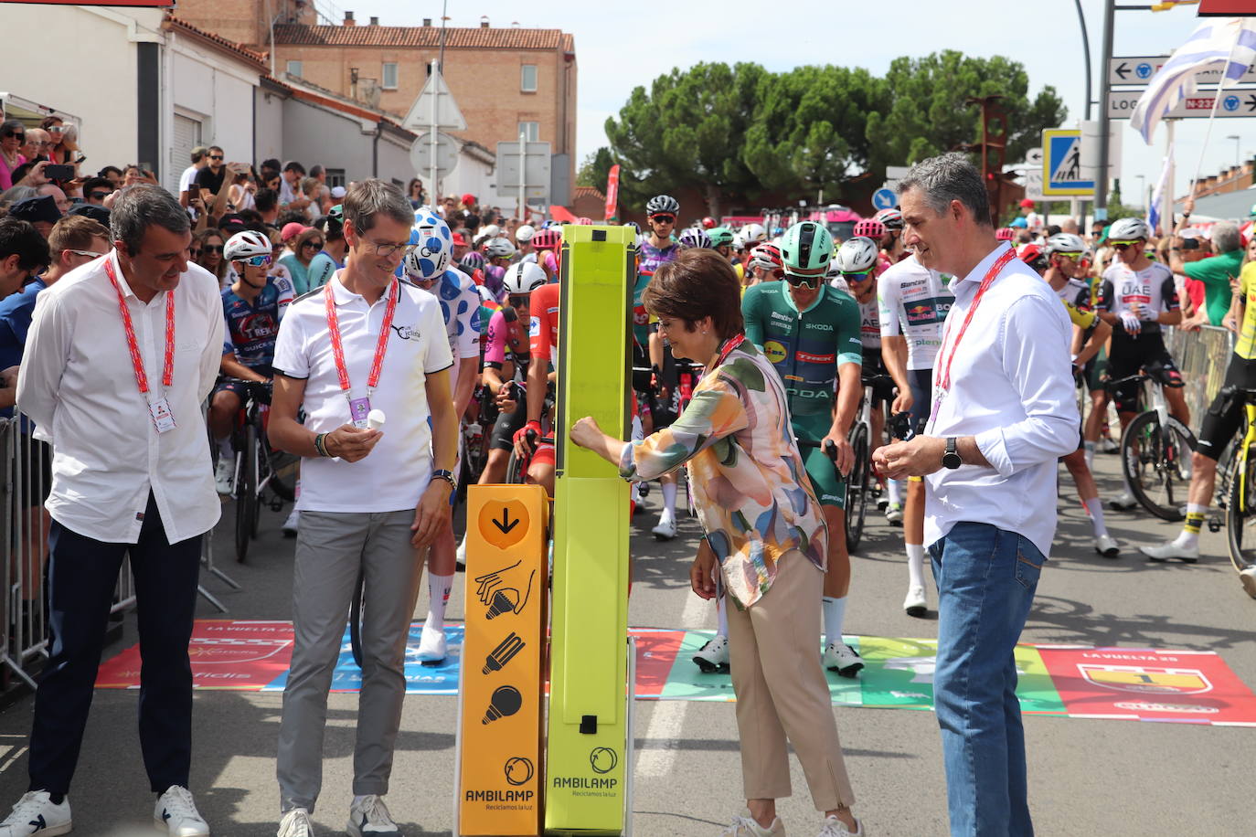 Los autobuses, equipos, corte de la cinta y salida de La Vuelta en Alfaro, en imágenes