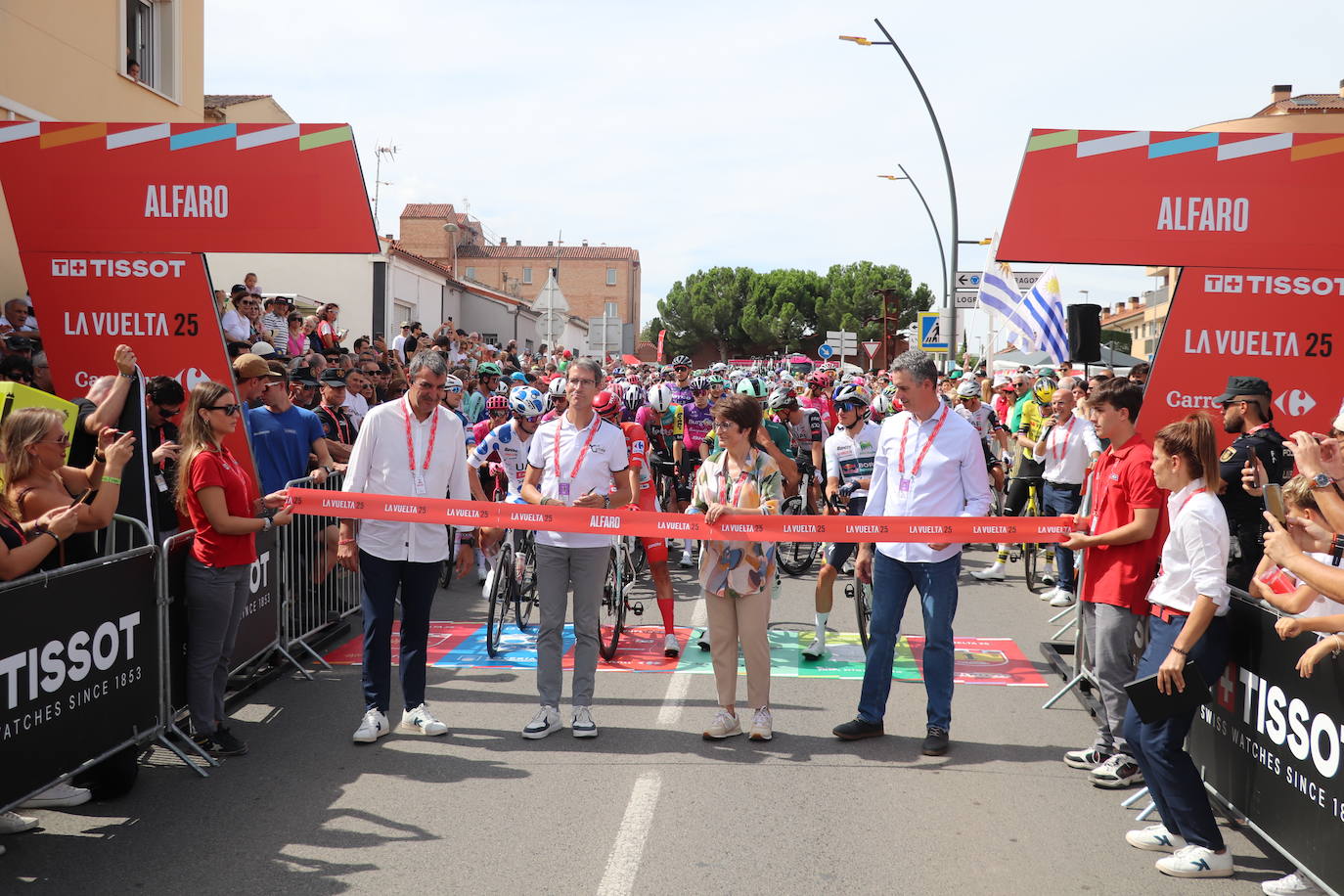 Los autobuses, equipos, corte de la cinta y salida de La Vuelta en Alfaro, en imágenes