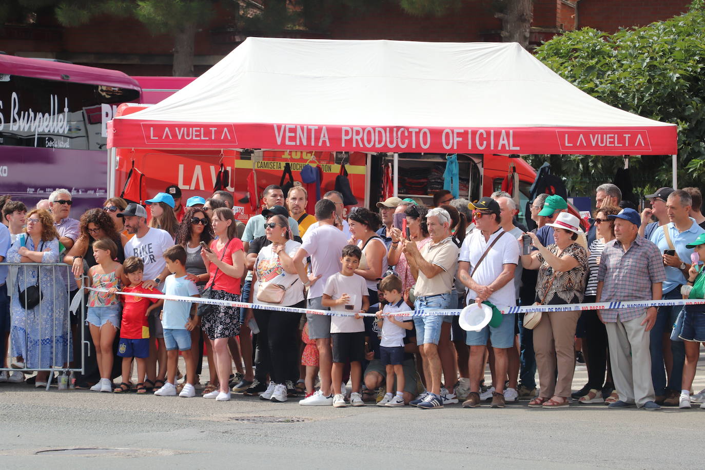 Los autobuses, equipos, corte de la cinta y salida de La Vuelta en Alfaro, en imágenes