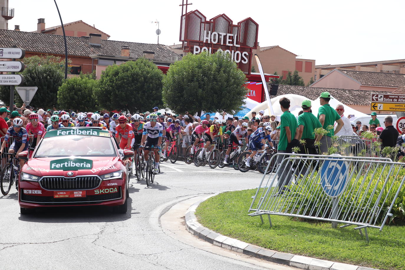 Los autobuses, equipos, corte de la cinta y salida de La Vuelta en Alfaro, en imágenes