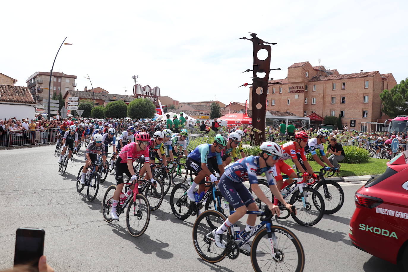 Los autobuses, equipos, corte de la cinta y salida de La Vuelta en Alfaro, en imágenes