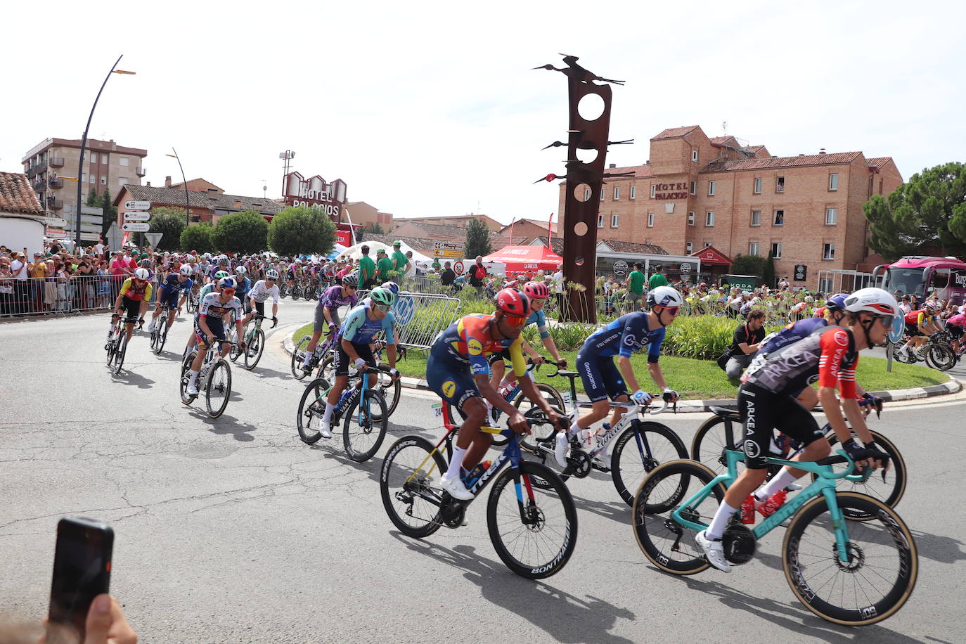 Los autobuses, equipos, corte de la cinta y salida de La Vuelta en Alfaro, en imágenes