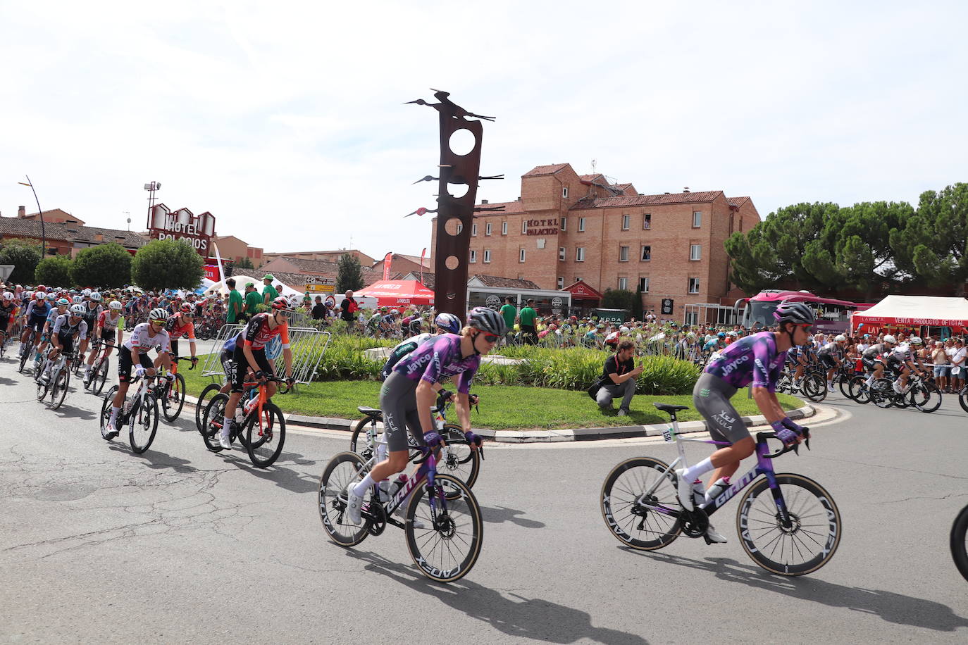 Los autobuses, equipos, corte de la cinta y salida de La Vuelta en Alfaro, en imágenes