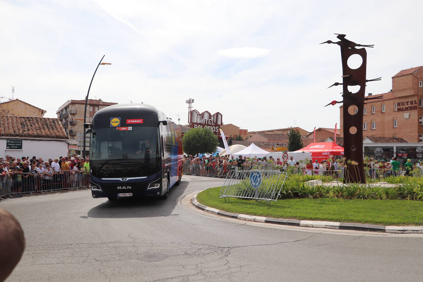 Los autobuses, equipos, corte de la cinta y salida de La Vuelta en Alfaro, en imágenes