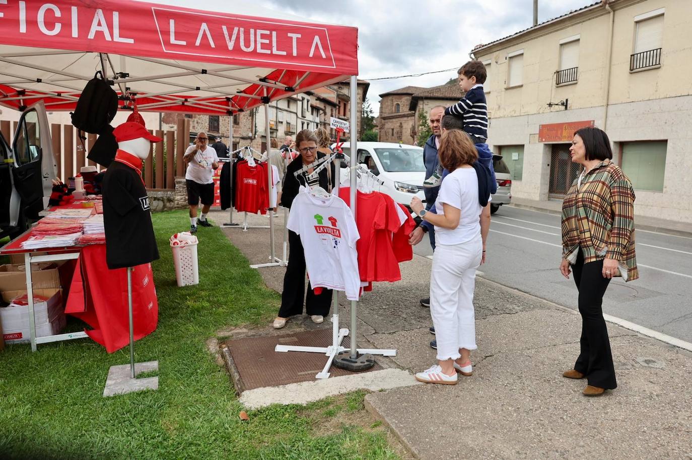 Las imágenes del ambiente festivo por La Vuelta en Ezcaray