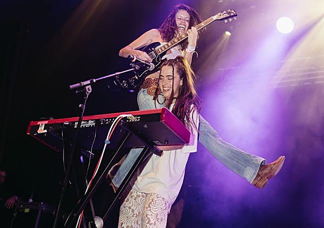 Hinds, en directo, haciendo acrobacias.