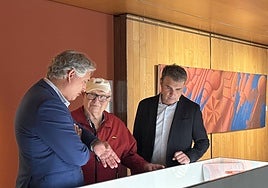 Jesús Carasa (en medio), junto con el consejero de Cultura, José Luis Pérez, (izquierda) y el gerente de Fundación Caja Rioja, Carlos Fuentes, (derecha), durante la presentación de la exposición.