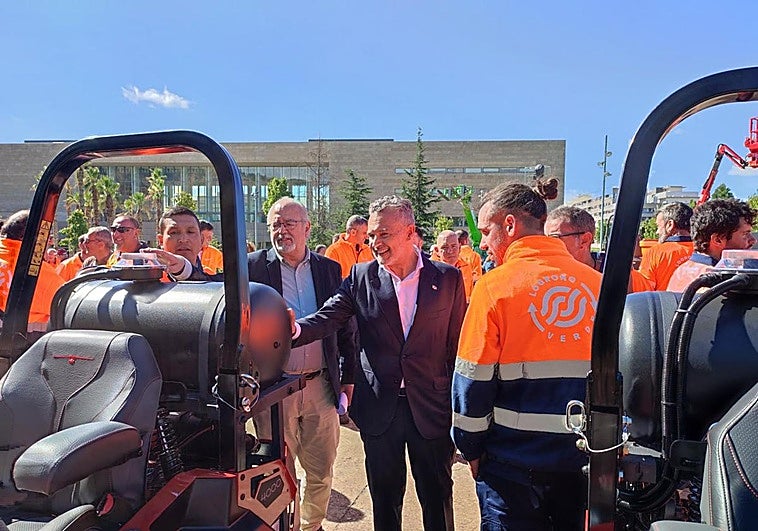El alcalde Escobar y el concejal López, este lunes, durante la presentación del personal y la maquinaria de 'Logroño Verde'.