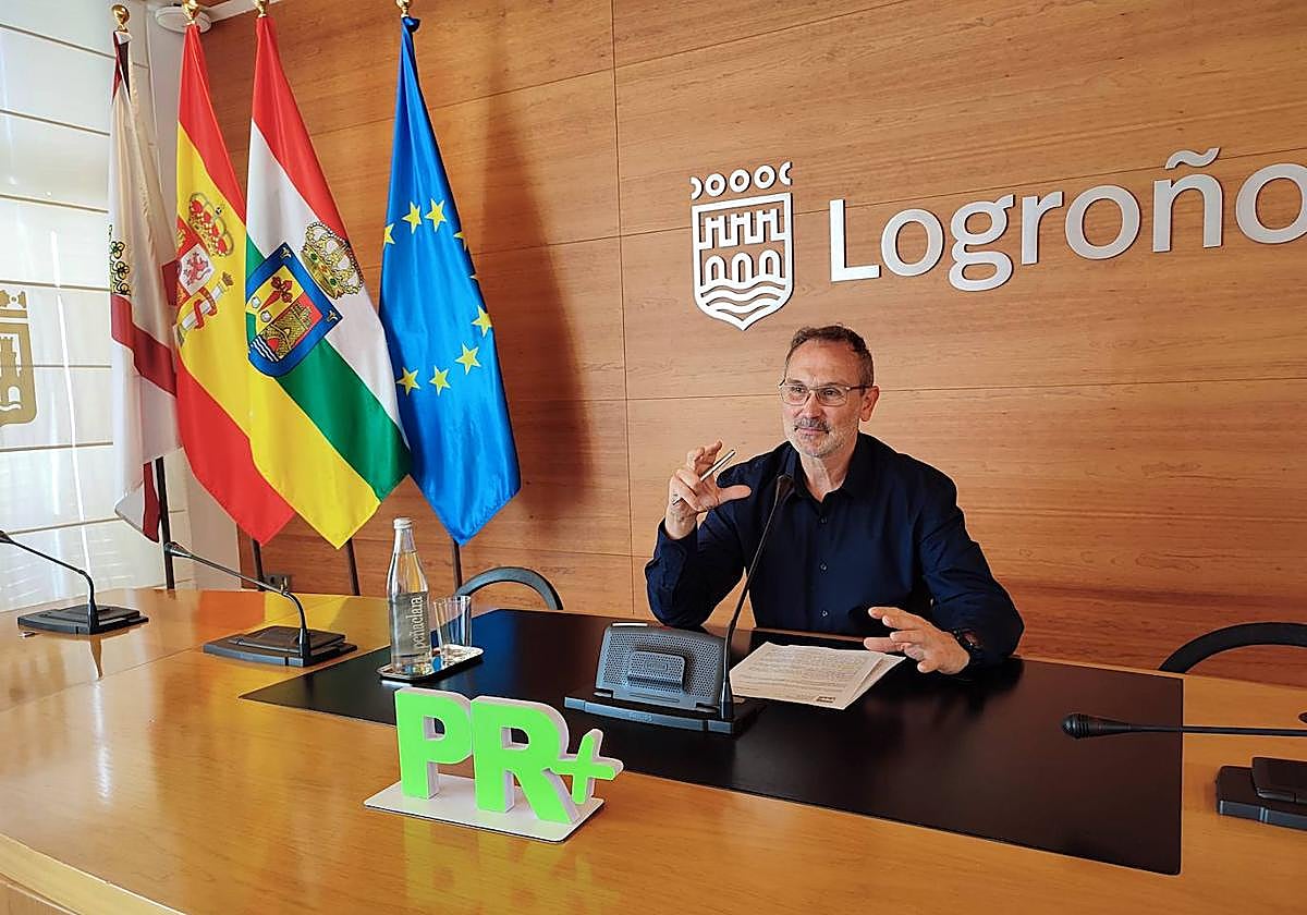 El concejal regionalista, Rubén Antoñanzas, durante su comparecencia de prensa en el Ayuntamiento de Logroño.