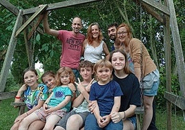 Las dos nuevas familias de Villarejo posan al completo.