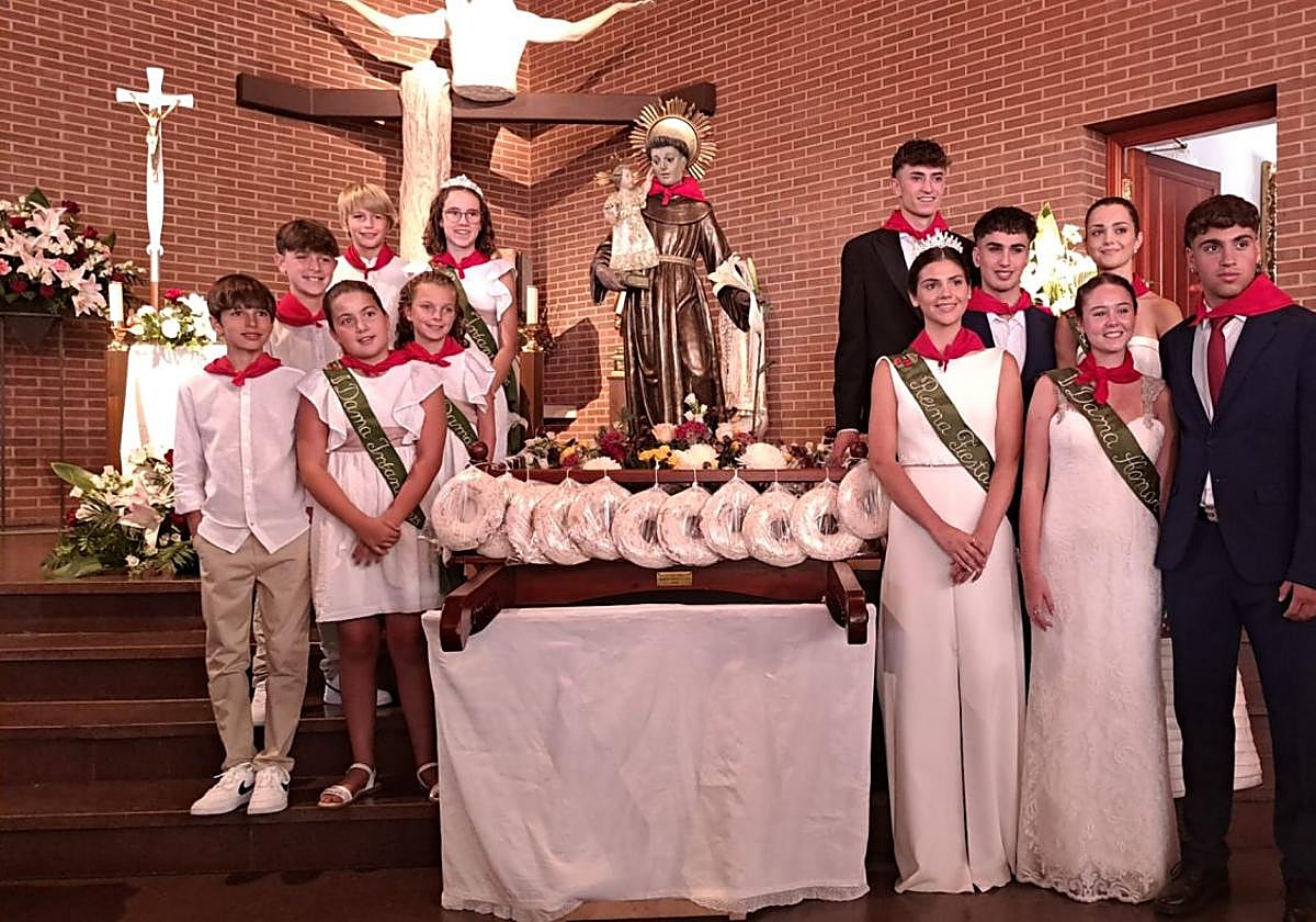 Reinas, acompañantes y comitiva infantil de las fiestas de Pradejón, junto a San Antonio.