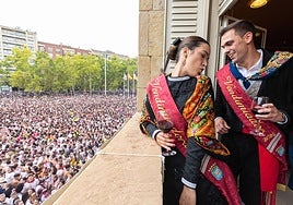Marta Gil y Marcos Ascacíbar, Vendimiadores 2024, en el balcón del Ayuntamiento de Logroño.
