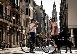Una pareja bebe agua en Portales durante la ola de calor del pasado mes de agosto.