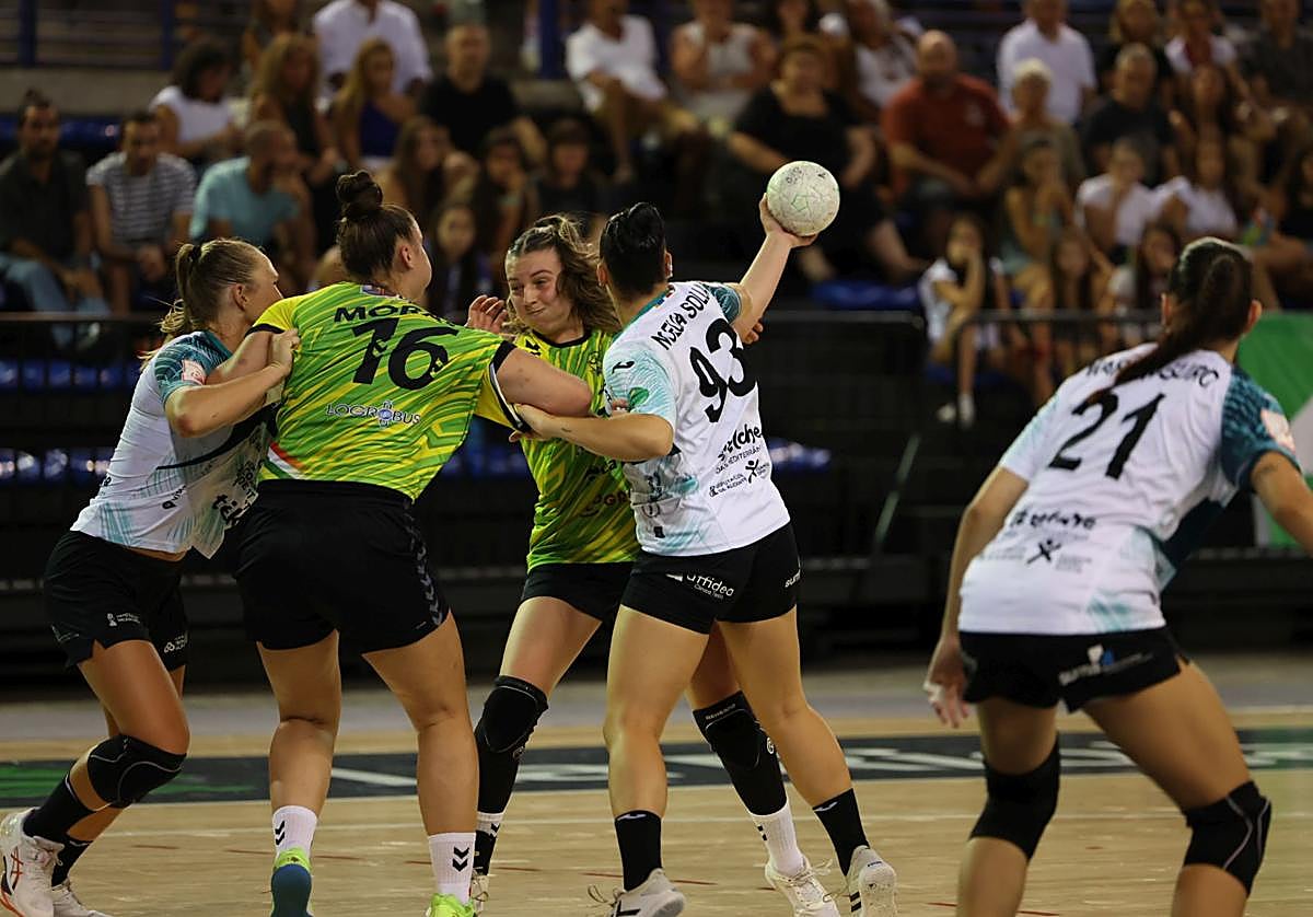 Rivadeneira intenta conectar con Paula Morales en la posición de pivote.