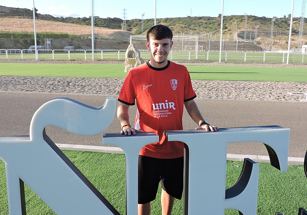 Isma Santana posa en las instalaciones de la UD Logroñés.