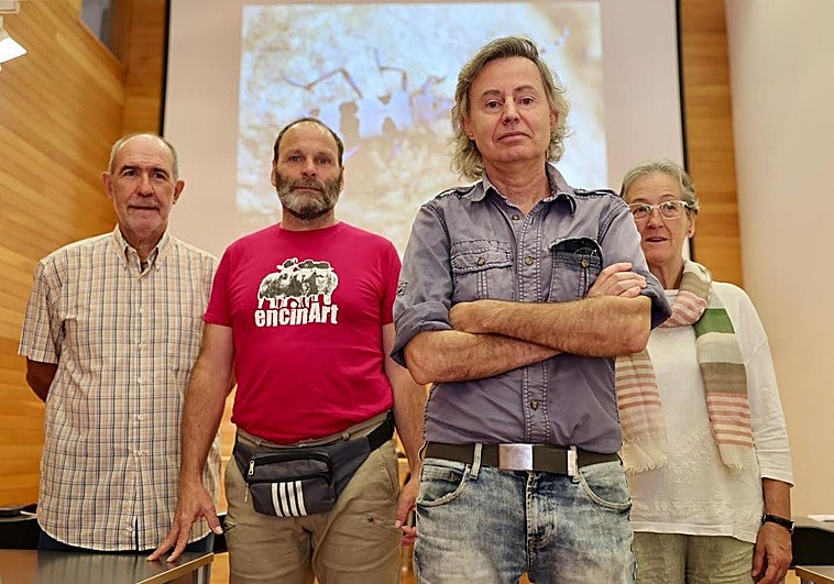 Jon Aremberri, Orlando Faulín, Rafael Tapia y Ana Marrodán, guardas forestales y miembros de la Asociación Medioambiental Rosalía Alpina, en una imagen al fondo.