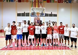 Imagen de los integrantes del Logrobasket Logi7, ayer en Lobete.