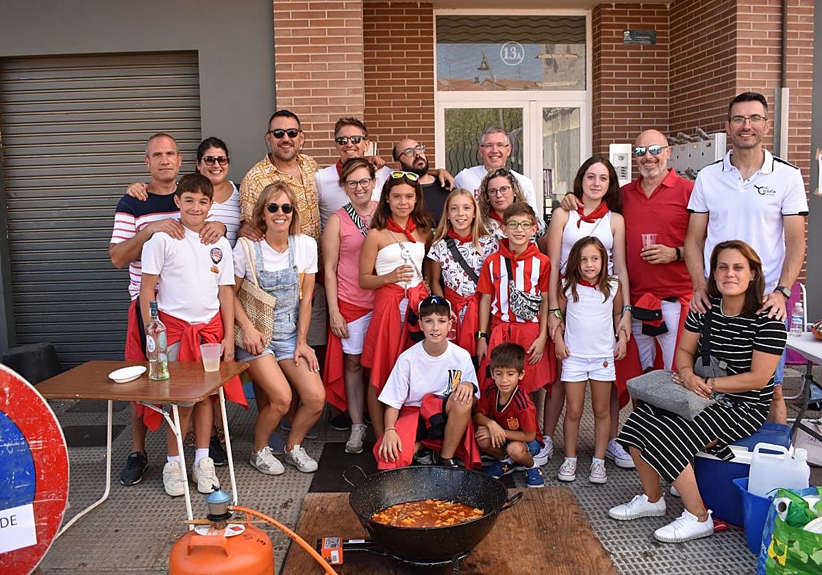 Dos de las cuadrillas (padres e hijos) que participaron este miércoles en el concurso de ranchos de Pradejón.