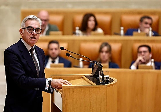 Héctor Alacid se dirige al pleno del Parlamento de La Rioja.