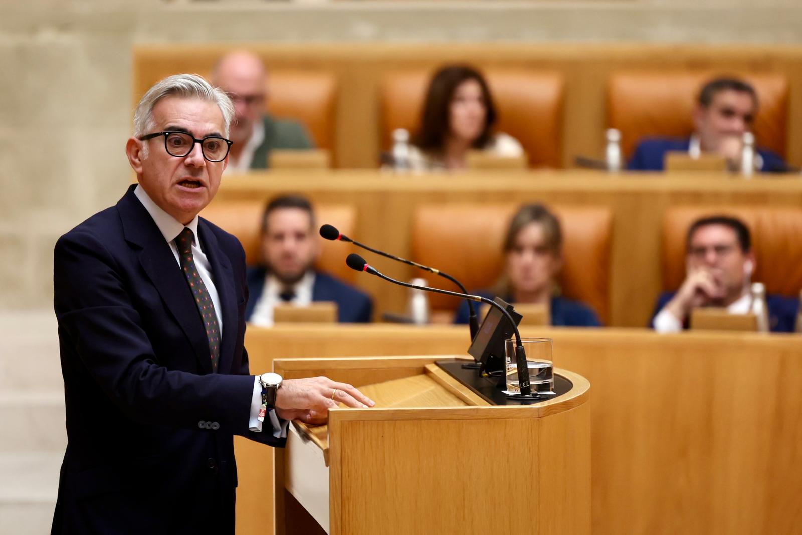 Héctor Alacid se dirige al pleno del Parlamento de La Rioja.