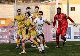Víctor López, en un partido con el Calahorra frente al Alfaro, es uno de los líderes del Calahorra esta temporada.