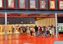 Larga fila para ver una película en el cine Las Cañas durante el día de su apertura.