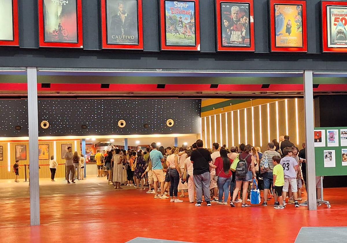 Larga fila para ver una película en el cine Las Cañas durante el día de su apertura.